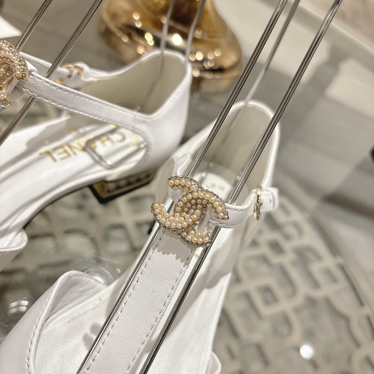 👟👟Ex-factory price 560👟👟 25ss early autumn new Xiaoxiang Chanel pearl double C buckle T-strap Mary Jane shoes pearl heel buckle shoes doll shoe design is so cute 💥The daughter of a rich family has the sense of sight, retro sweetness and age reduction! Mary Jane's unique noble texture allows you to practice various combinations of beauty. Beauty and comfort coexist. Who can not be tempted? The high-end simple style will never go out of style when worn again and again. It vividly interprets the charm of the exclusive fragrance. More possibilities for shaping. Original molded hardware buckle. Upper: lambskin. Lining: sheepskin. Outsole: genuine leather outsole imported from Italy. Size: 35-39 (40.41 custom-made, non-refundable).